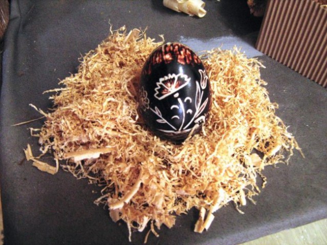 Plastično jajce obdelano z olfa nožem
