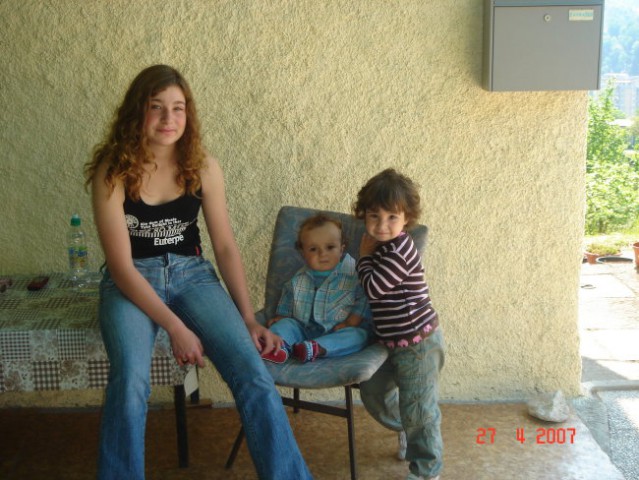 Moja sestrica Nika, jaz in moja sestrična Mia :) .