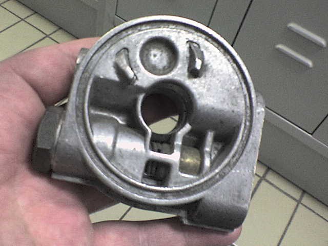  vmesnik za montažo pod oljnim filtrom z odvodi za oljni zunanji hladilnik z termostatom .