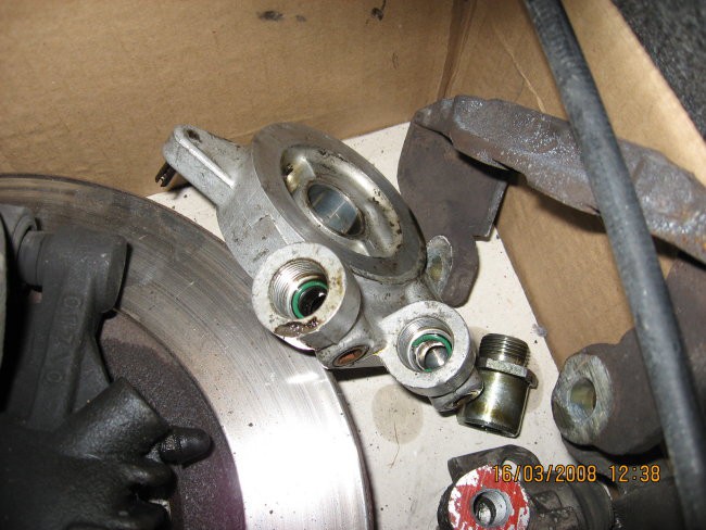  Vmesnik za olje in spodaj hlajeni zavorni diski od 266 mm (Pug 306 Rallye) z čeljustmi za