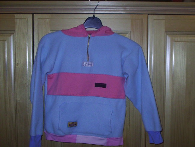pulover s kapuco iz termovelurja in drugih materialov