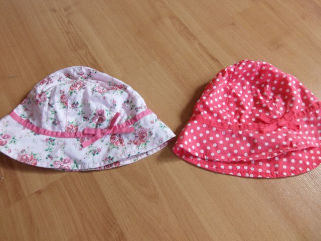 Poletni klobuček HM 1-3 leta, rožast 2,5e, rdeč 2e