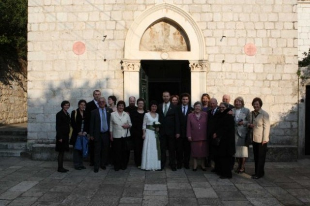 Poslije vjenčanja_ispred crkve - foto