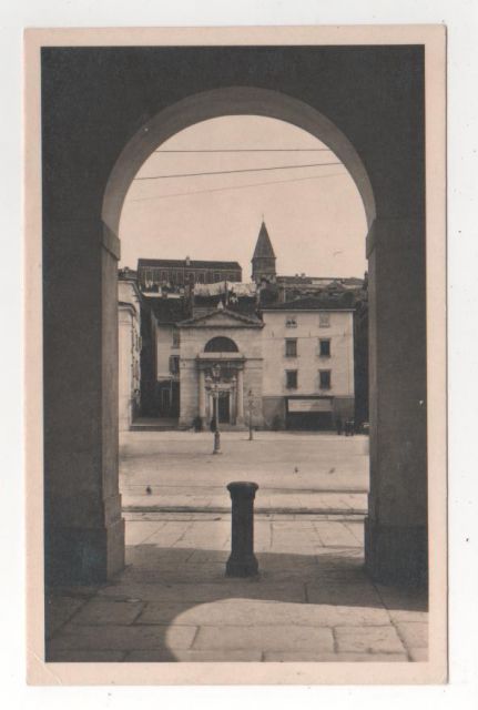 PIRAN, Piazzetta, trg skozi vrata - 13€