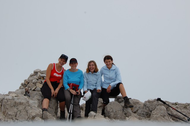 Pr'sežemo, res smo se slikale na vrhu Krna, čeprav ozadje tega ravno ne dokazuje:-)))