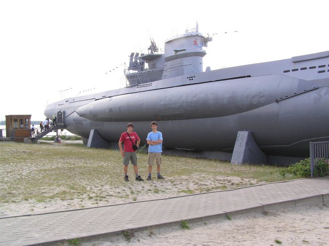 dva mornarja pred podmornico