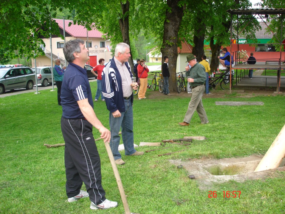 Postavljanje mlaja 2009 - foto povečava