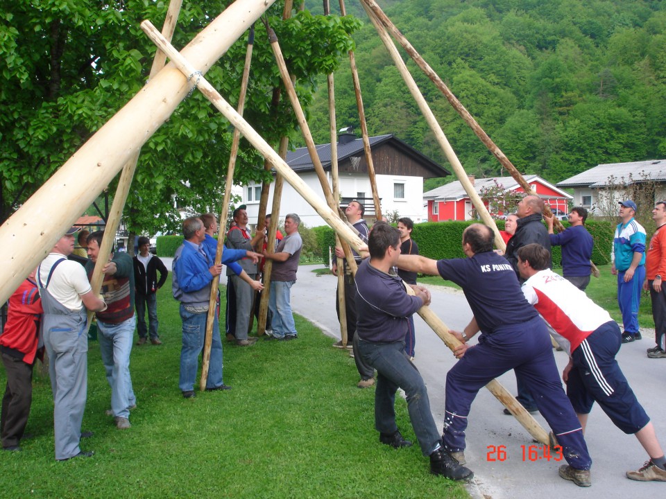 Postavljanje mlaja 2009 - foto povečava