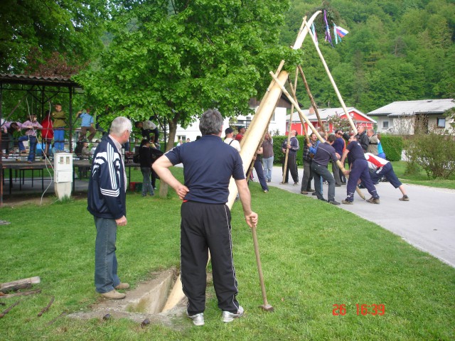 Postavljanje mlaja 2009 - foto