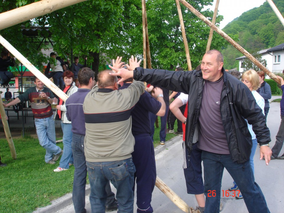 Postavljanje mlaja 2009 - foto povečava