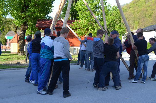 Postavljanje mlaja 2012 - foto