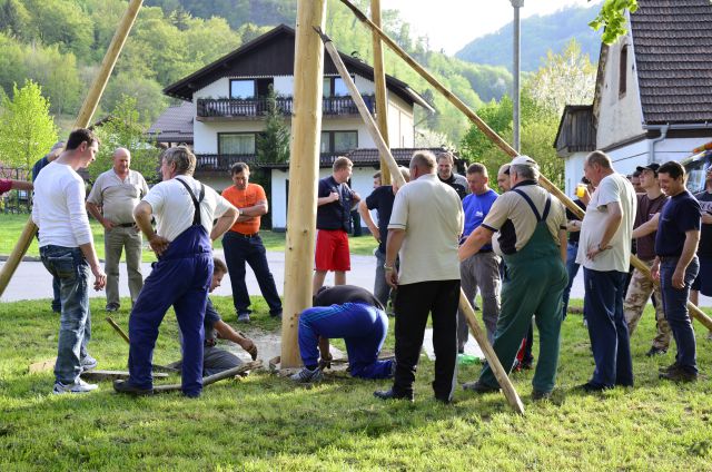 Postavljanje mlaja 2013 - foto