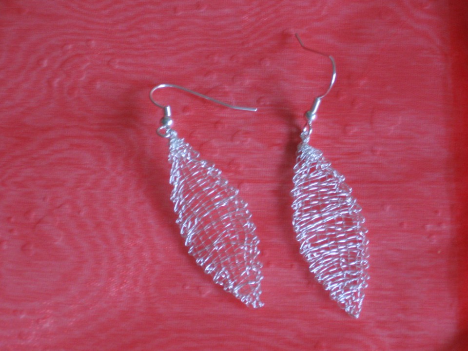 Uhančki klekljani z žico iz tanovega Lace expressa