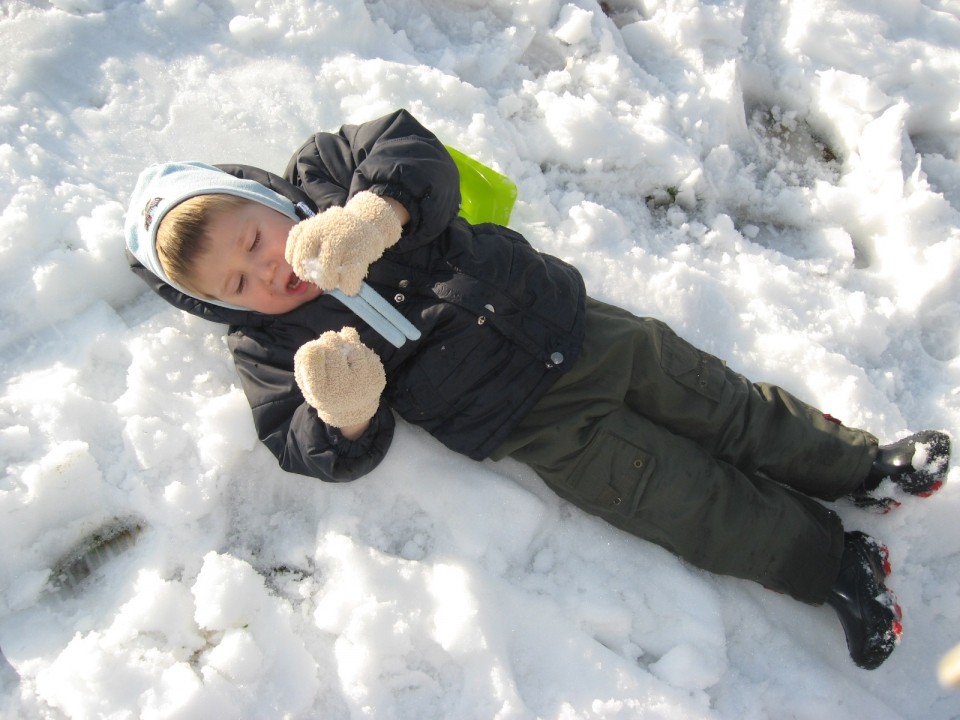 Marcel uživa v snegu