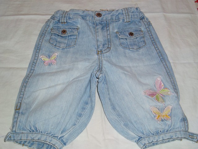 H&M hlače z metuljčki, spodaj stisnjene, cena: 4 eure