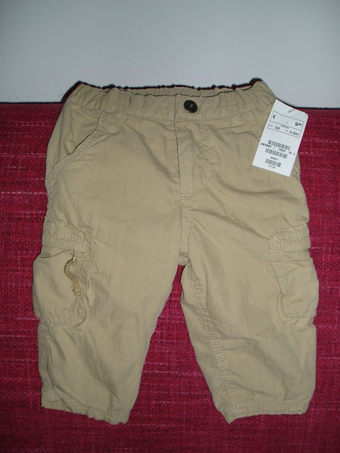 Nove H&M,hlače za fantka.
št. 68
Cena na etiketi 9.90eur,
moja cena:5.90eur