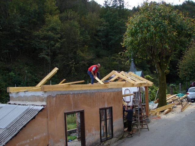 Pokrivanje strehe - foto