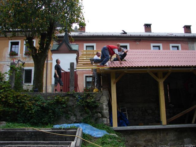 Pokrivanje strehe - foto