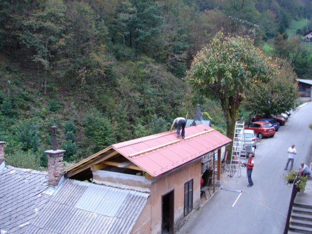 Pokrivanje strehe - foto