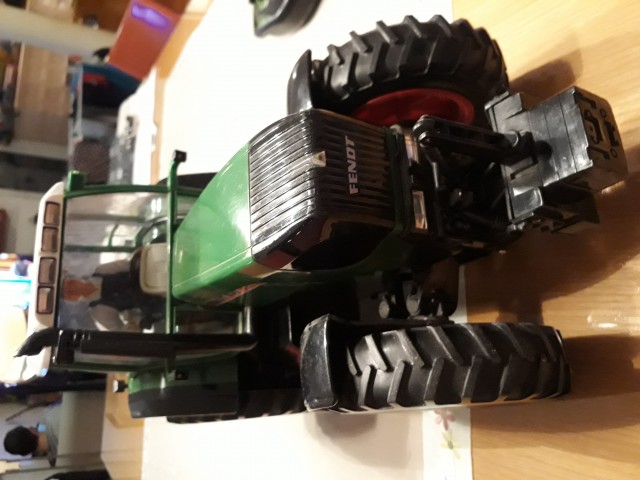 Traktor fendt na daljinsko upravljanje (model - foto