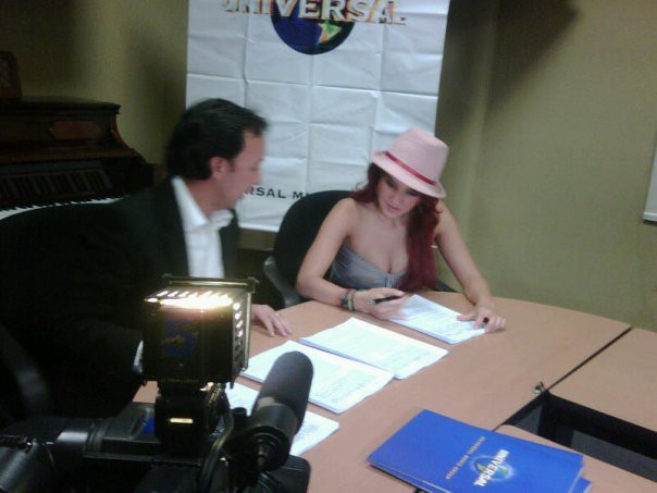 Dulce assina contrato com gravadora (15.06.09 - foto povečava