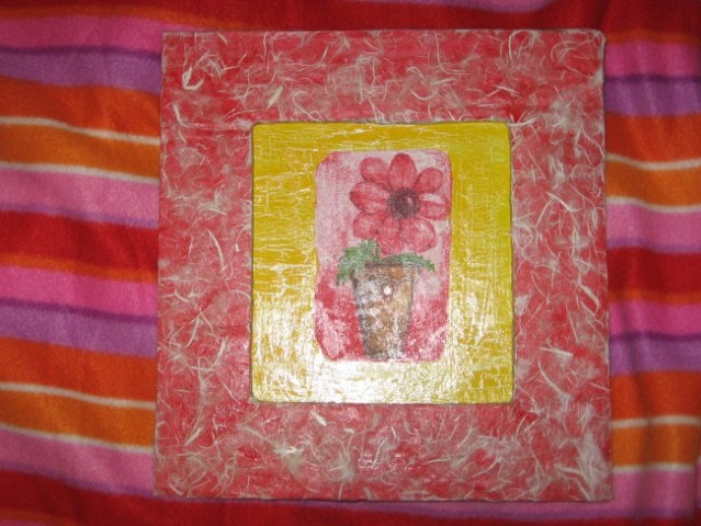 Okvir iz kartona, prebarvan rdeče in polepljen z riževim papirjem, znotraj podlaga razpoke
