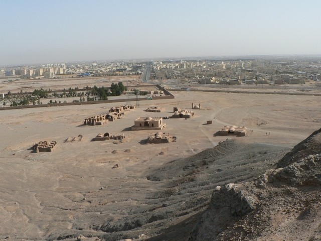 Pogled na Yazd in zoroastrsko pokopališče s stolpa tišine.