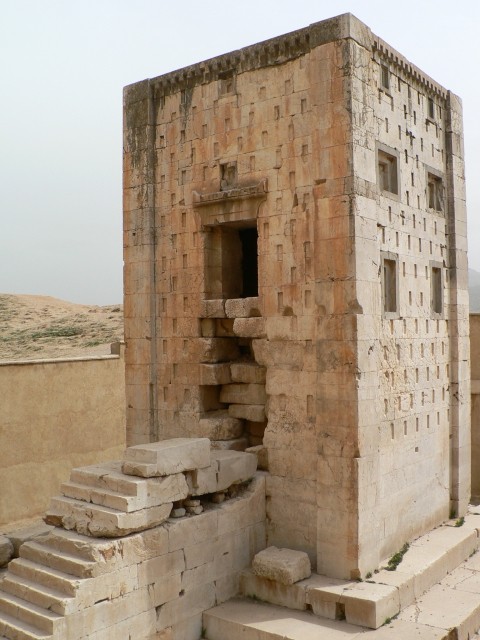 Zoroastrska kocka v Naqsh-i Rustamu.