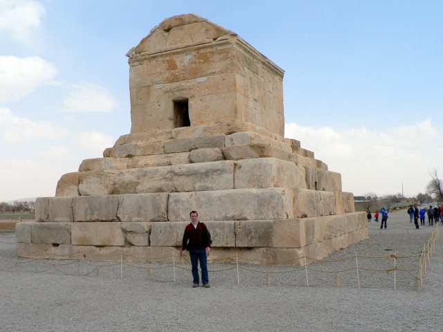 V Pasargadu je grobnica velikega kralja Kira.