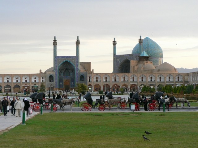 Imamova ali šahova mošeja (desno).