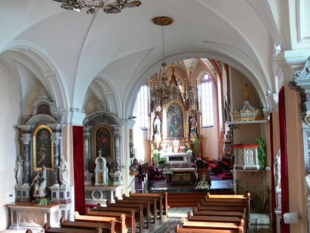 Notranjost cerkve z oltarjem s Tinttoretovo sliko sv. Nikolaja