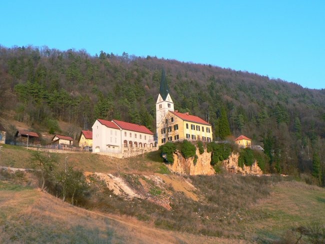 Lehnjakov vršaj pod cerkvijo sv. Janeza na Vinski gori.