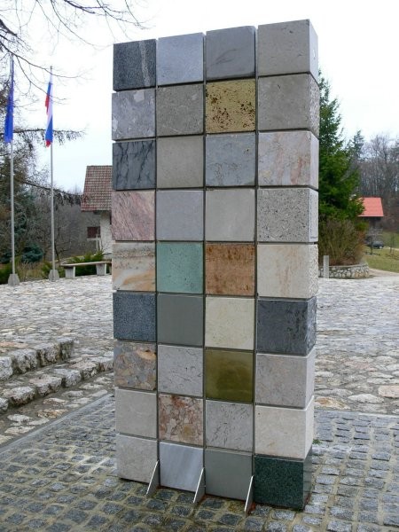 Zadnja stran obeležja vojne za Slovenijo 1991 je iz kock različnih kamnin 
