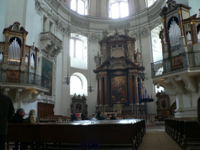 Glavni oltar v stolnici.