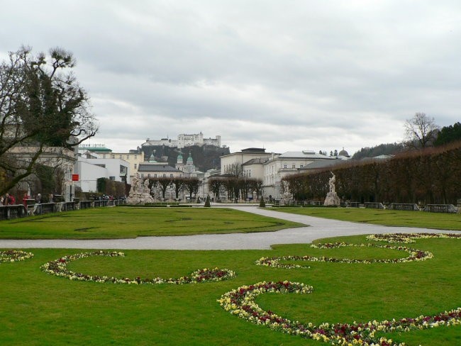 Dvorec Mirabell in park pred njim