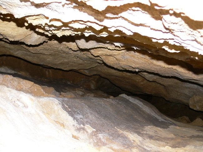 Puščavnikova jama (rov) je nastala ob prelomu