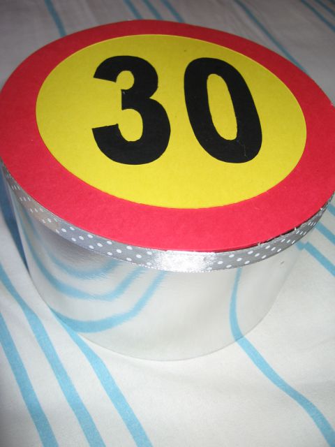 Okrogla darilna škatla (prometni znak 30)