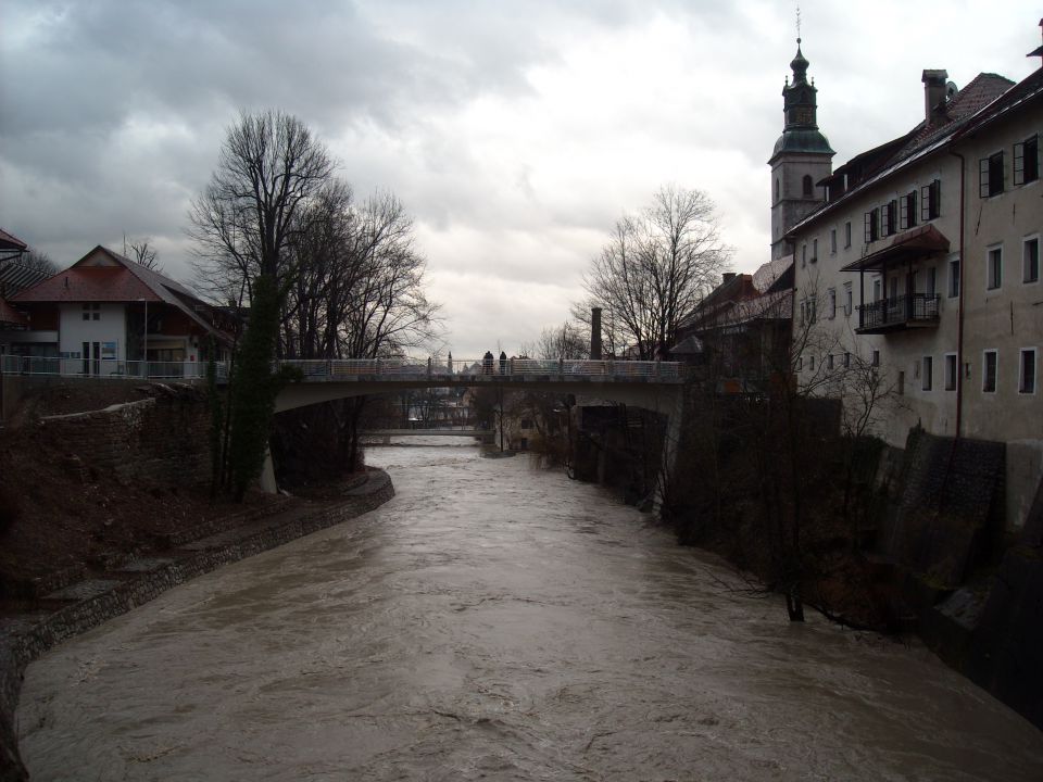 Narasla reka Sora v Škofji Loki  25.12.09 - foto povečava