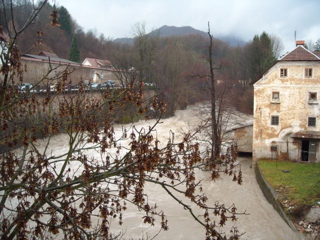 Narasla reka Sora v Škofji Loki  25.12.09 - foto