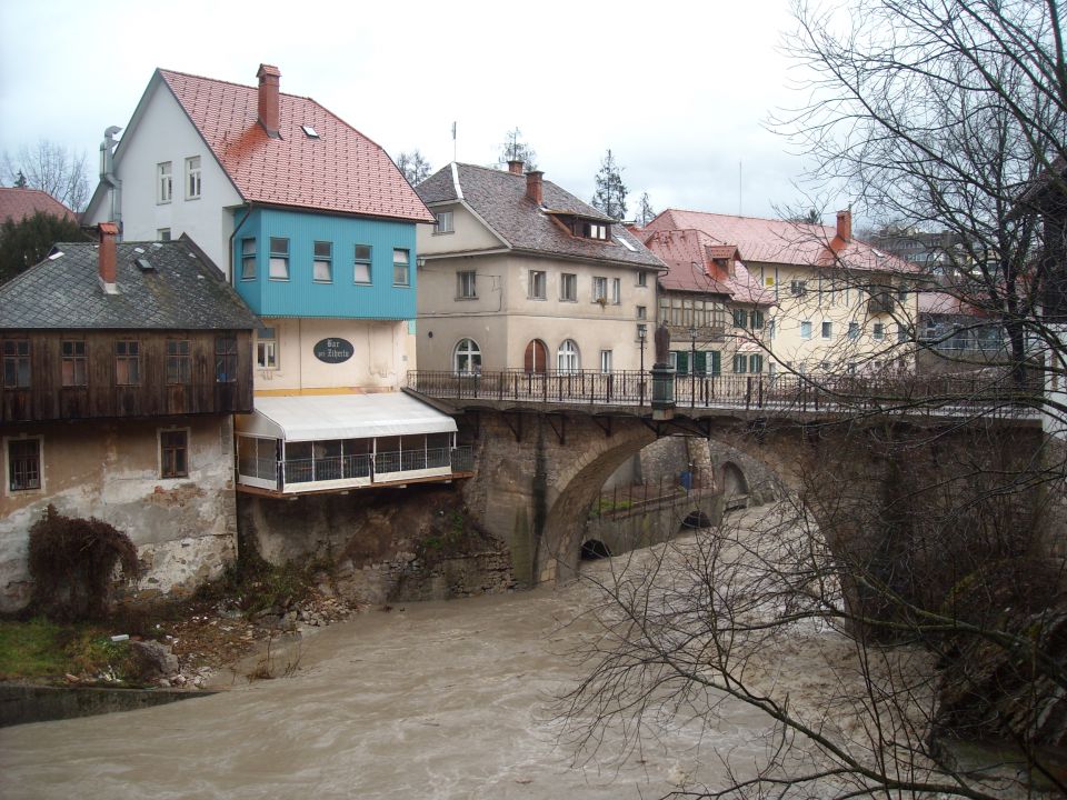 Narasla reka Sora v Škofji Loki  25.12.09 - foto povečava