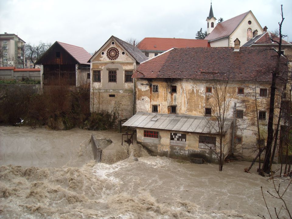 Narasla reka Sora v Škofji Loki  25.12.09 - foto povečava