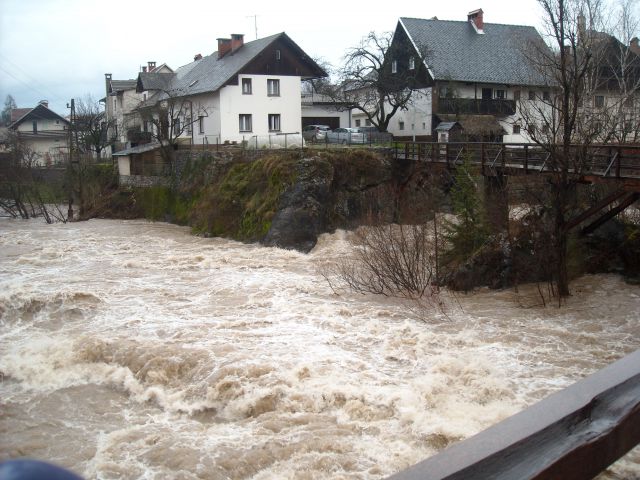 Narasla reka Sora v Škofji Loki  25.12.09 - foto