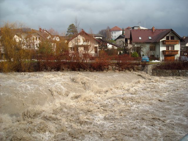 Narasla reka Sora v Škofji Loki  25.12.09 - foto