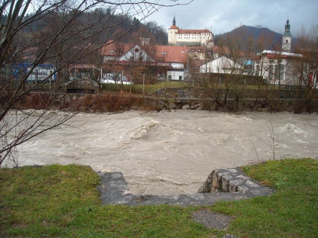 Narasla reka Sora v Škofji Loki  25.12.09 - foto