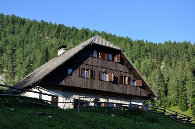 Dom na planini pri jezeru