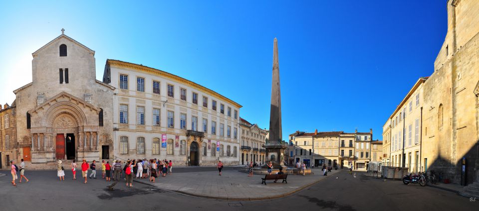 Mestno središče z obeliskom, vodnjakom, uro in cerkvijo