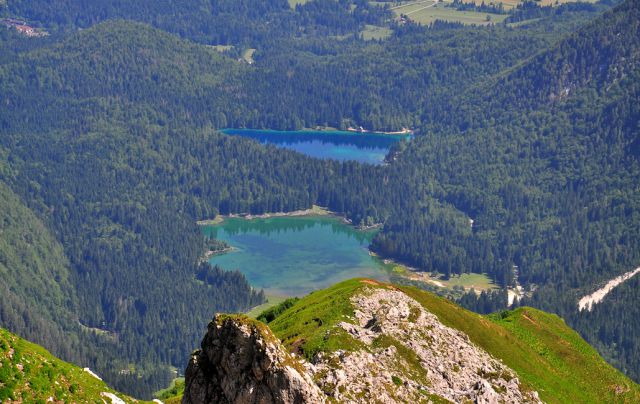 Pogled  z mangartskega  sedla na belopeška jezera