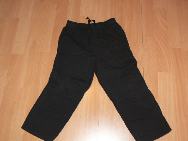 črne hlače- malo podložene, vel. 5, cena 4 eur