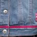 jeans jakna - detajl: žameten trak, roza šivi