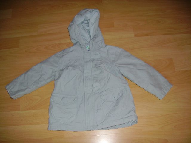 Daljša jaknica - plašček raho podložena v 86 cena 7 eur  oblečena 1-2 krat